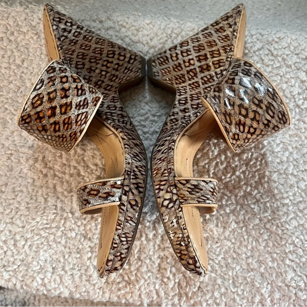 Born Crown Skyler Terra Snake Print Wedge Sandals Sz 8 Beige Brown Leather 4”